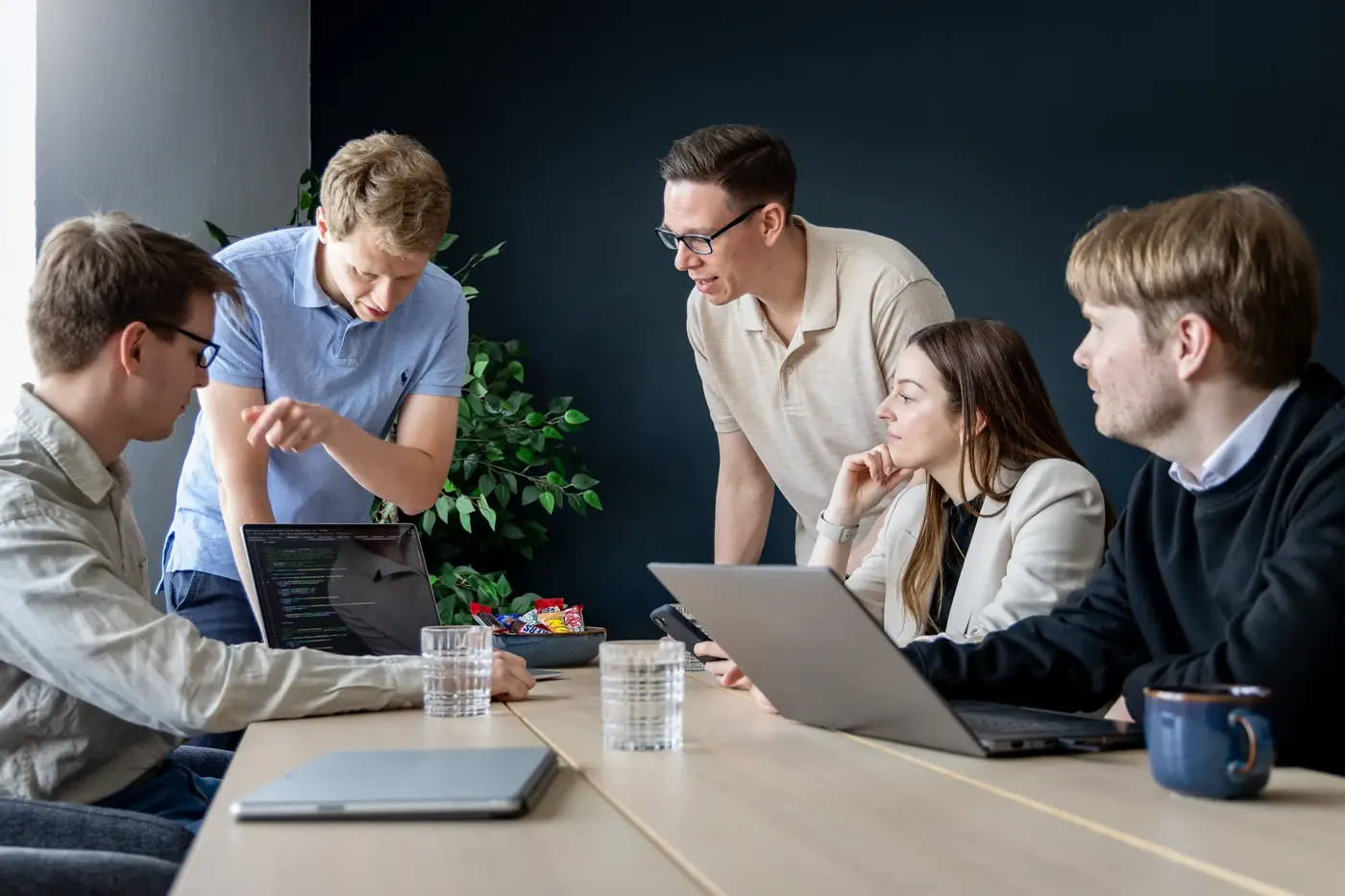 Das Team von innomotion media bespricht ein Projekt am Laptop