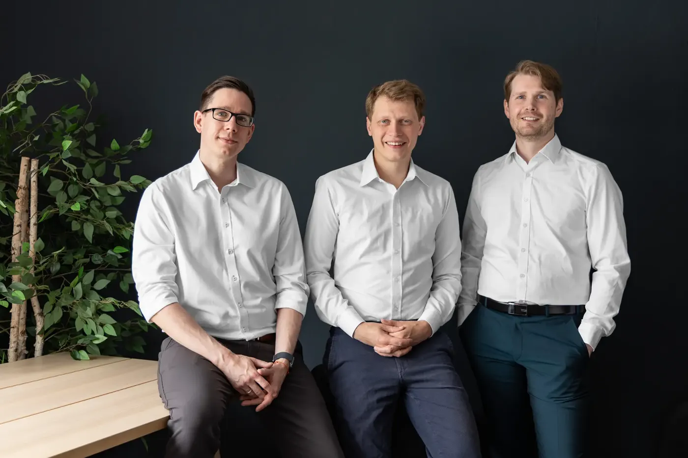 Drei Mitglieder des innomotion-Teams im Büro